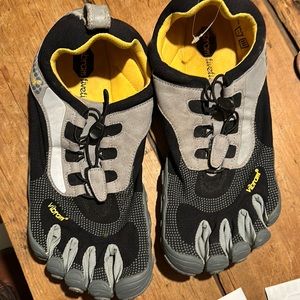COPY - Vibram Five fingers men’s shoe in size 44. Like new!